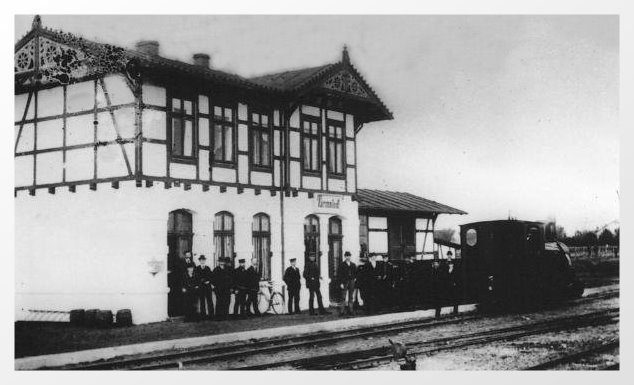 'Jan Reiners' samt Zugpersonal am Bahnhof Tarmstedt