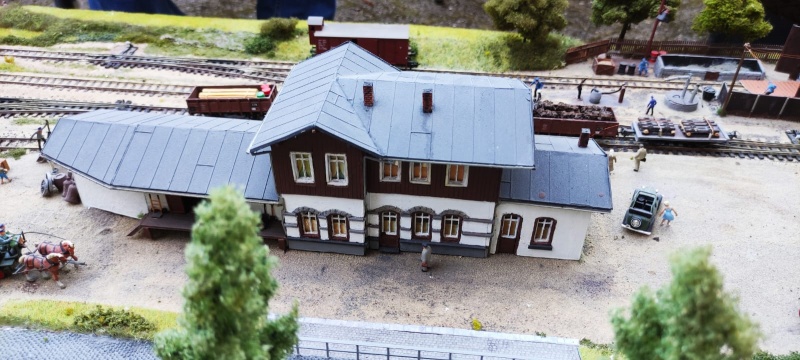 Das Bahnhofsgebäude am heutigen Jan-Reiners-Platz