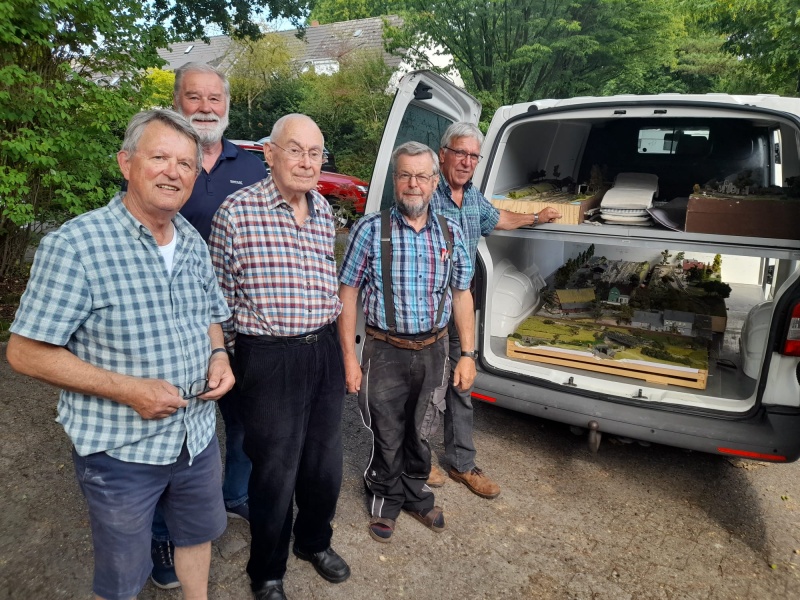 Gruppenbild der Eisenbahnfreunde: Hans Bösch, Henry Graske, Gerd Feller, Ernst Schnackenberg u. Wilfried Ernst (v.l.n.r.)