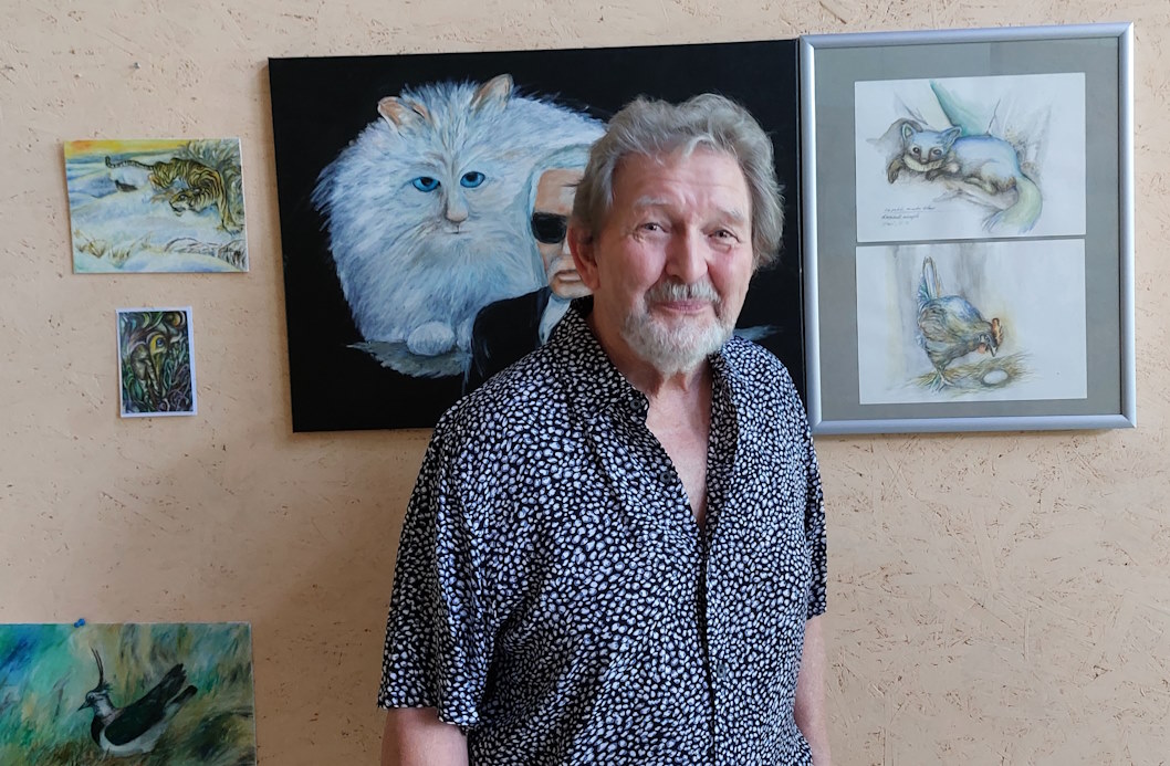 Willi Walter Dei beim Besprechen seiner zahlreichen Exponate