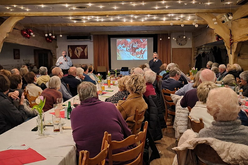Über 100 Anwesende folgten den humorigen Ausführungen von Heiner Schnackenberg und Hans Bösch.