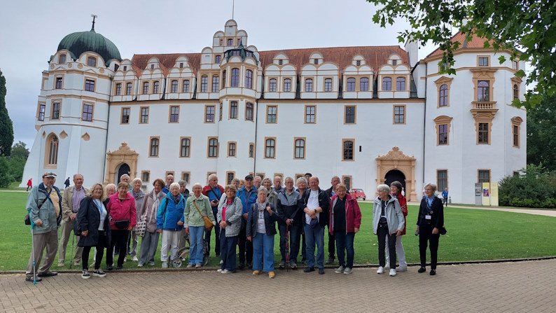 Die Tarmstedter Heimatfreunde vor dem Stadtschloss Celle